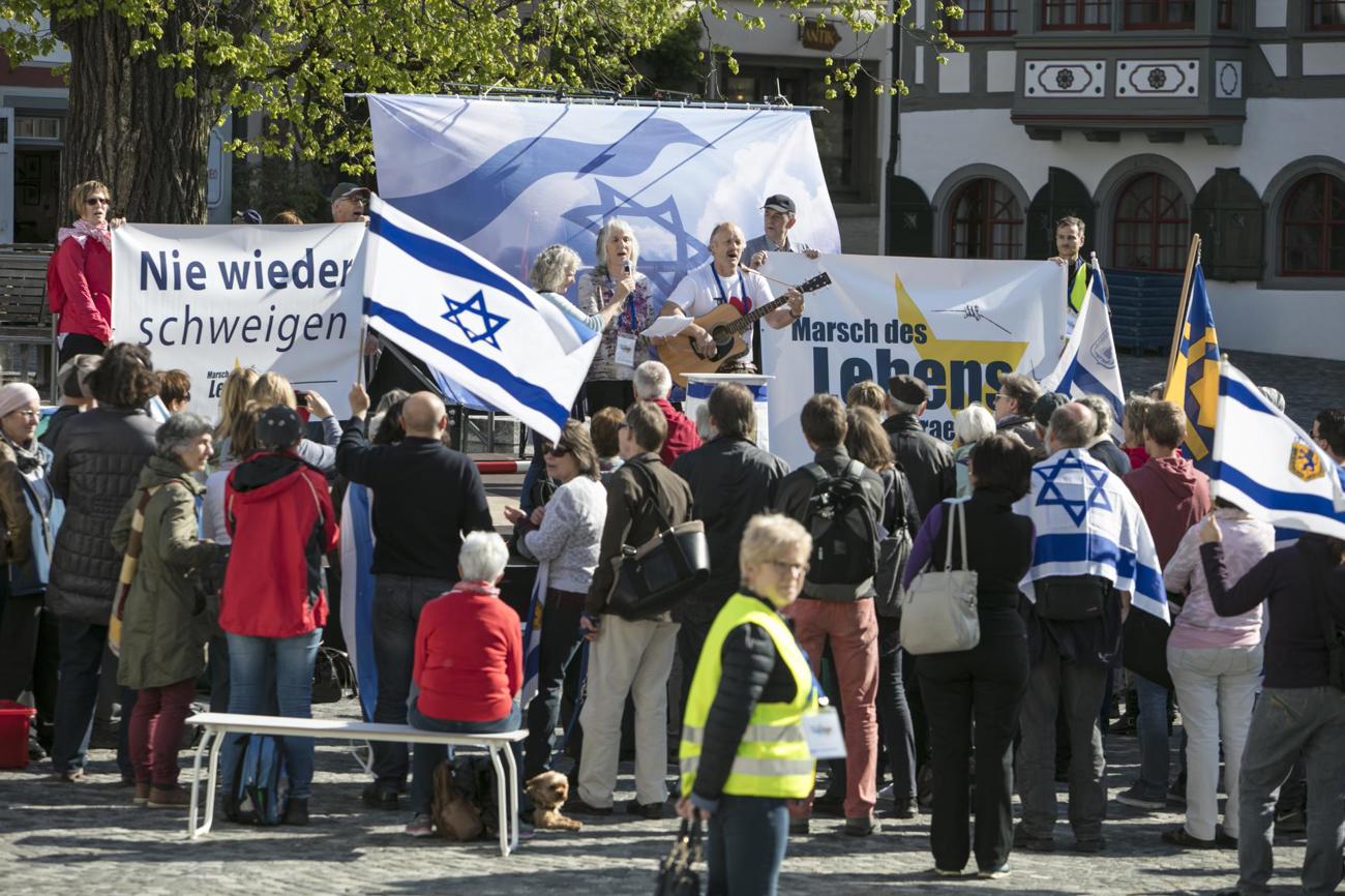 Beim «Marsch des Lebens für Israel» gibt es immer wieder Kundgebungen wie auf dem Gallusplatz in St. Gallen.