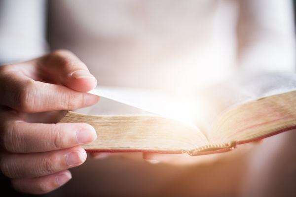iStock-925638760_offene_Bibel_mit_Hand_600px.jpg