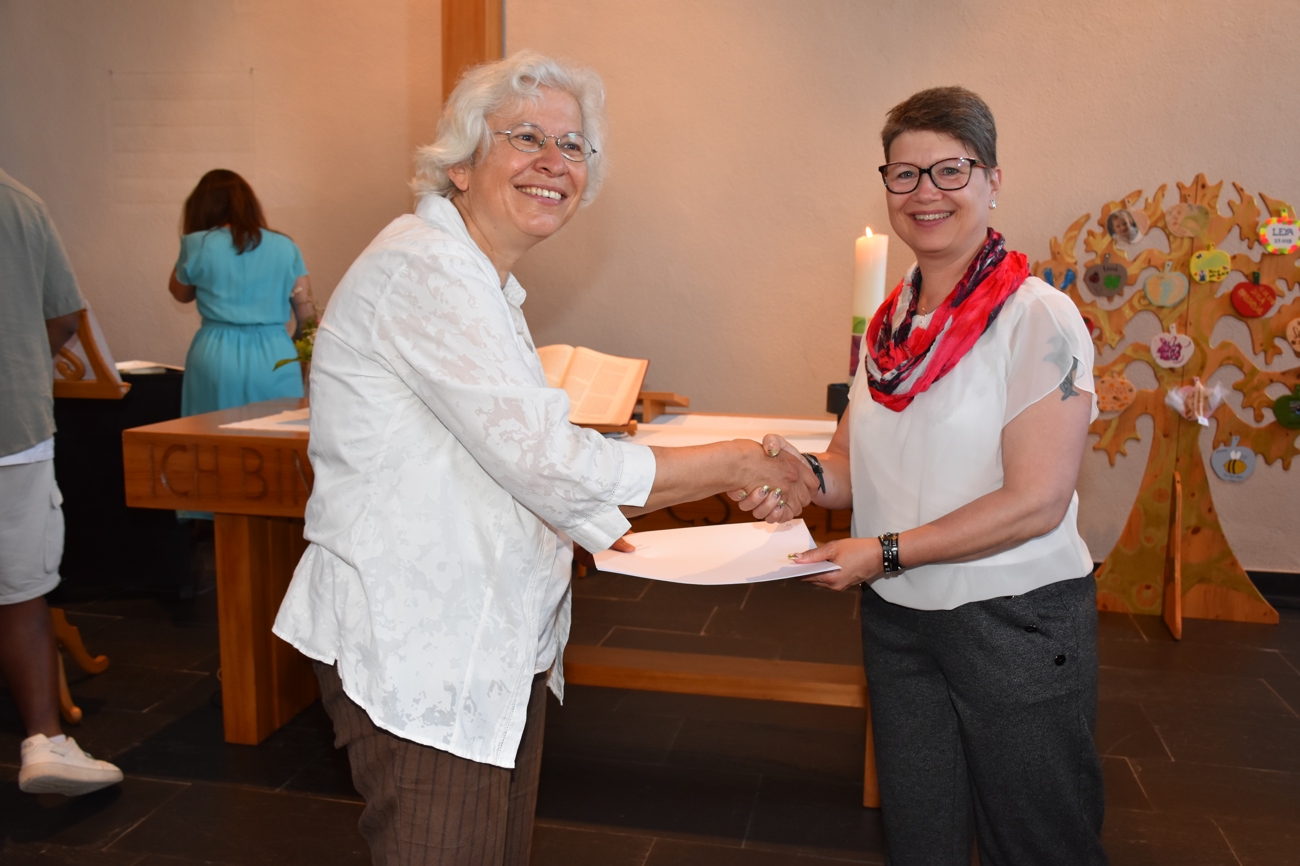 Silvana Breu wurde von Kirchenrätin Gerda Schärer (links) für den Laienpredigtdienst diplomiert.