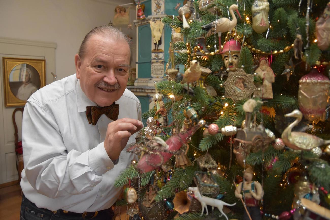 Ein Christbaum der historischen Weinhachtsausstellung in Bischofszell zeigt in voller Grösse und bis ins kleinste Detail, was ein Christbaum über die Jahrzehnte ausgemacht hat. Alfred Dünnenberger hat ihn in stundenlanger Arbeit zusammengestellt.