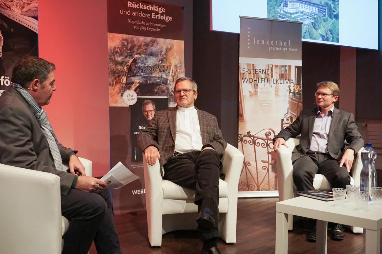 Radio-Moderator Ruedi Josuran fühlt Unternehmer und Maler Jürg Opprecht (Mitte) und dem Bischofszeller Publizisten Roman Salzmann auf den Zahn. (Bild: fs)