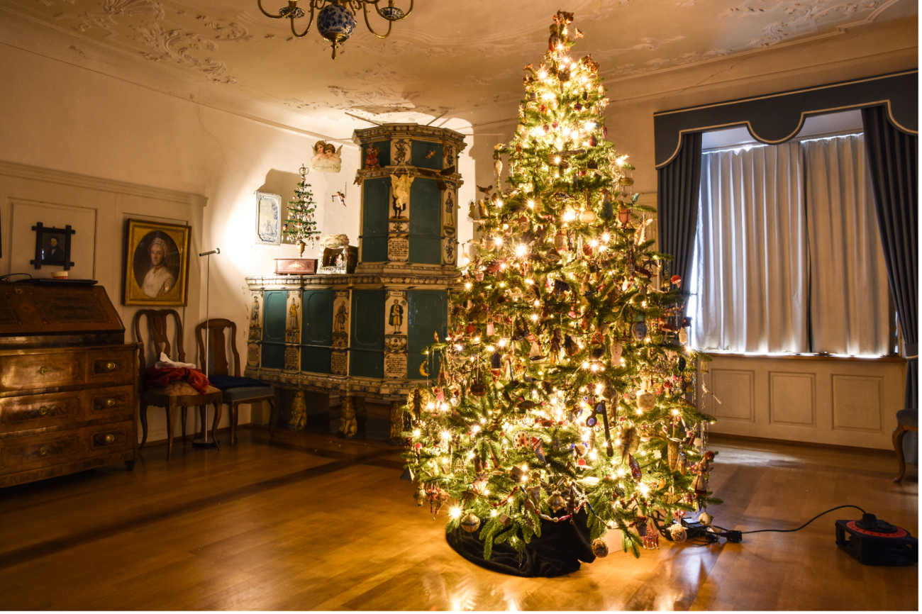 Ein Christbaum der historischen Weihnachtsausstellung in Bischofszell zeigt in voller Grösse und bis ins kleinste Detail, was ein Christbaum über die Jahrzehnte
ausgemacht hat. (Bilder: cyr)