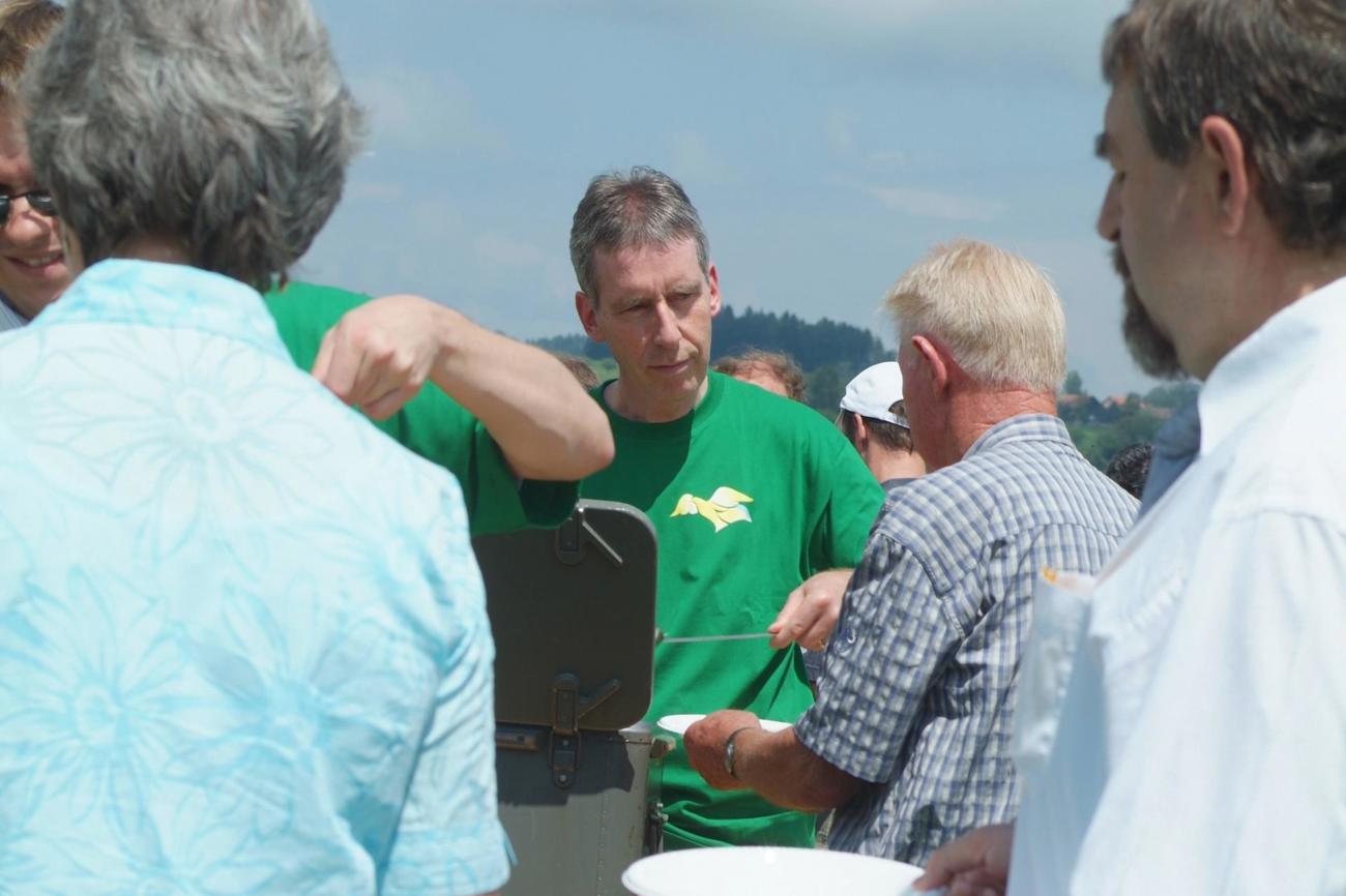 Pfarrer Johannes Bodmer beim Suppe schöpfen am 1. Thurgauer Kirchensonntag im Jahr 2009 in Affeltrangen. (Bild: pd)