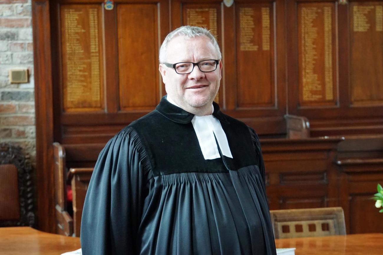 Dankbar für den schönen Beruf: Pfarrer Klaus Stahlberger in der Kirche in Walzenhausen. (Bild: zVg)