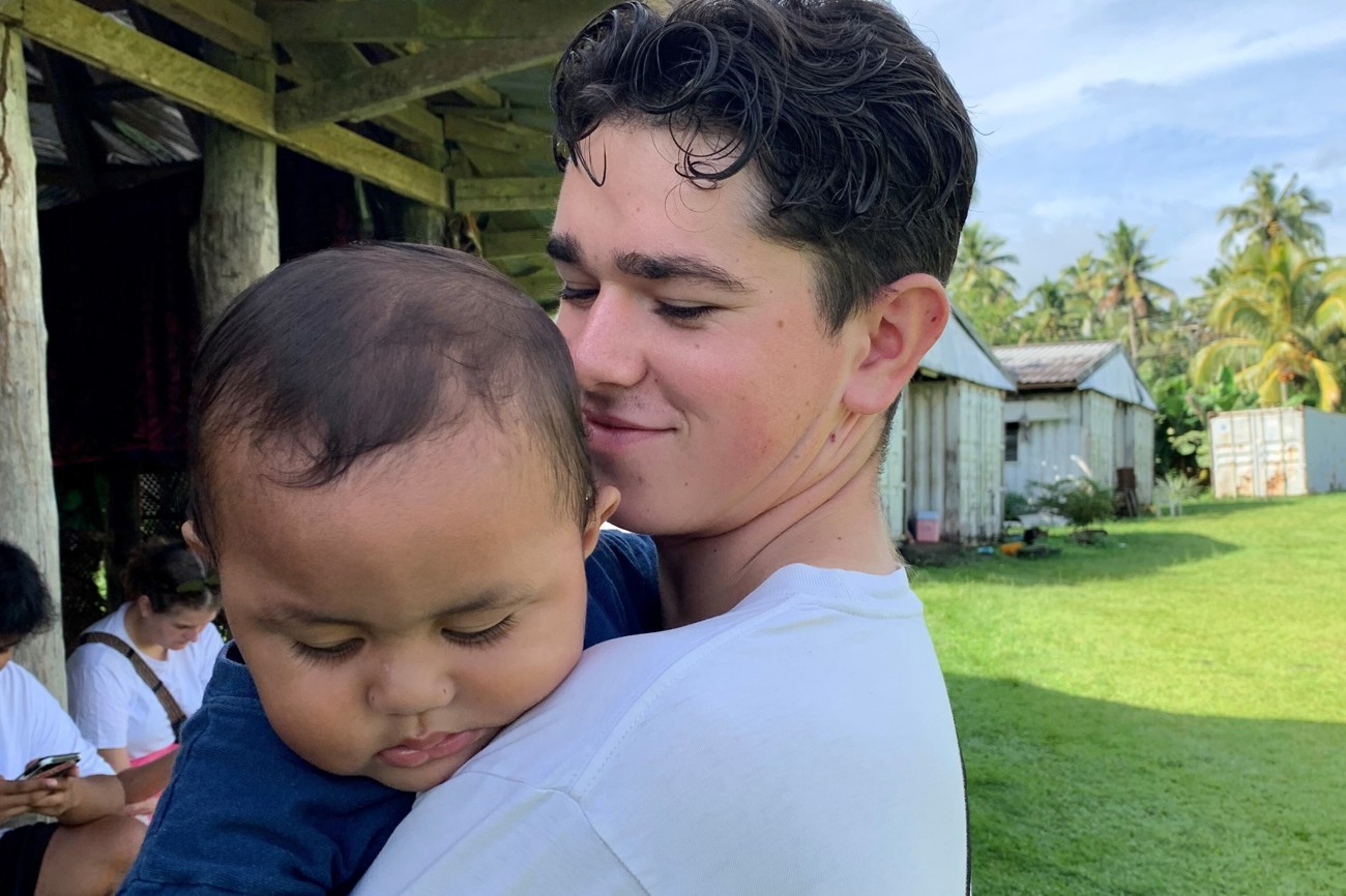 Manuel Ditthardt mit einem Baby auf Samoa. (Bilder: zVg)