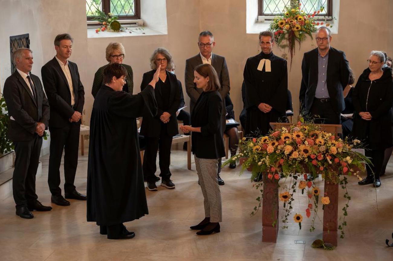 Obwohl die Zahl der Studierenden bisher konstant bleibt, dürfte in den Pfarrämtern bald der Nachwuchs fehlen. Im Bild: Ordination von Seraina Berger in der reformierten Kirche Baselland im August 2020.