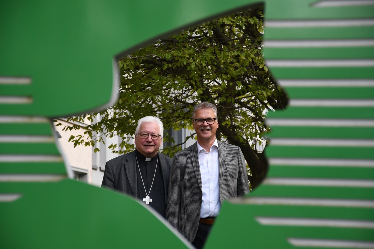 Sie bewahren den Durchblick durch das Profil des Humanisten Vadian: Bischof Markus Büchel und Kirchenratspräsident Martin Schmidt. Foto: Katharina Meier