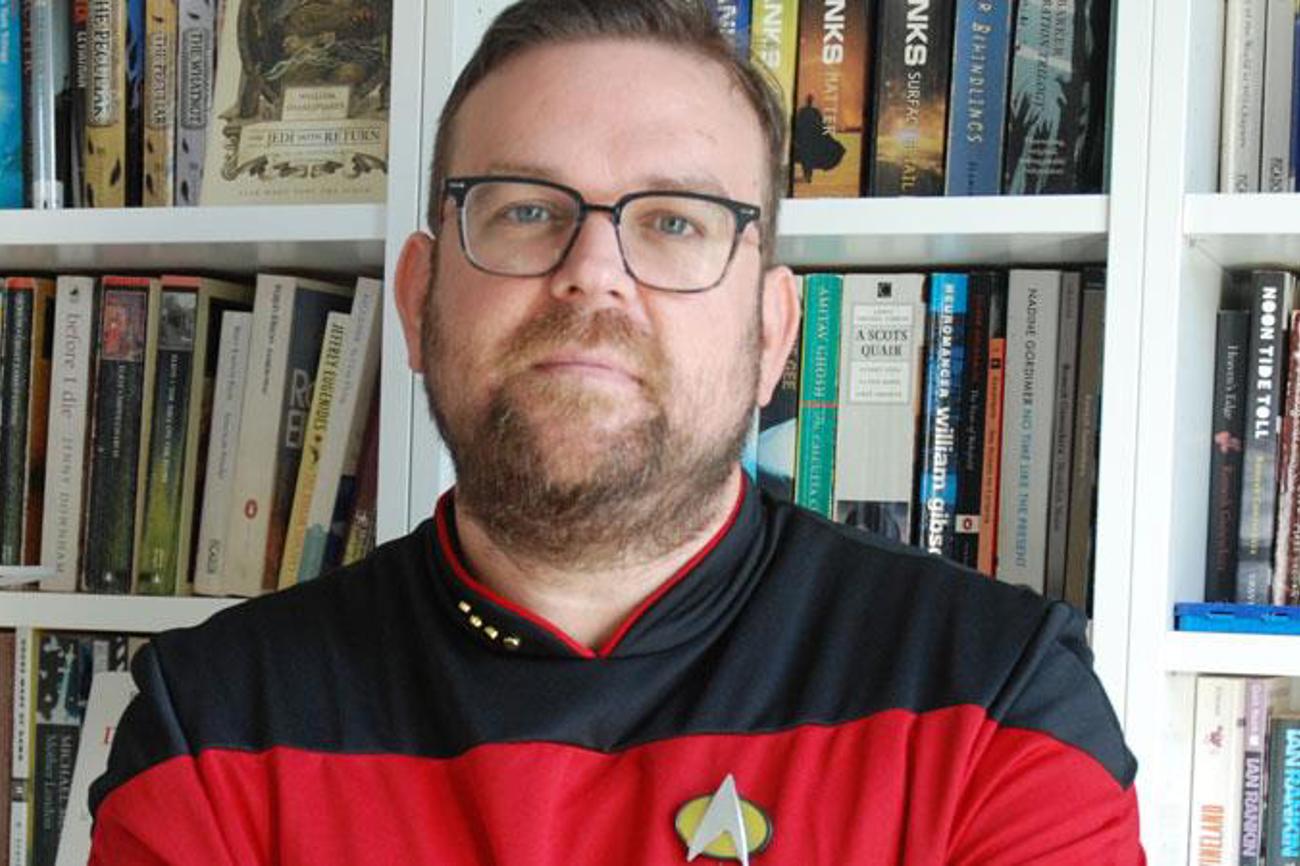 Der Anglist Daniel Cojocaru doktorierte zu Science-Fiction. Hier in seiner Star-Trek-Uniform.|Stefan Degen