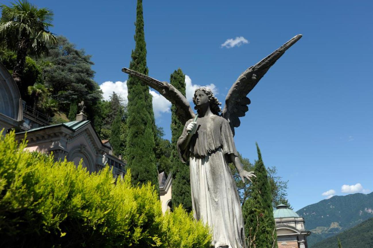 Der Engel wacht mit ausgebreiteten Schwingen am Eingang über den Friedhof.