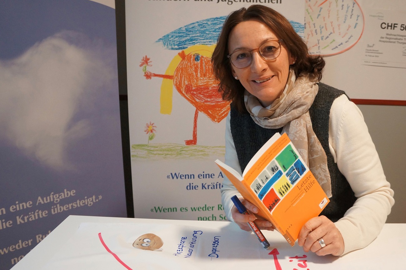 Palliativ-Expertin Marina Bruggmann-Widmer erklärt, wie man Menschen in der letzten Lebensphase begleiten kann. (Bild: Inka Grabowsky)