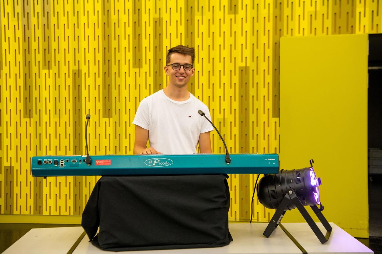 Jan Rusch hat Freude an der Lichttechnik. Er ist überzeugt, dass Jugendliche mit lebendigen kirchlichen Anlässen gut erreicht werden können. (Bilder: Lilo Oppliger)