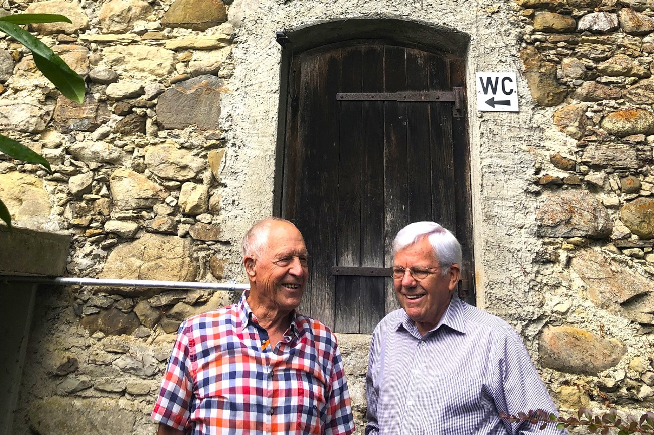 Die «Lausejungen» Victor Marti und Armin Bosshard vor dem Schacht, über den sie als Konfirmanden dem Gottesdienst «entflohen». (Bild: Meike Ditthardt)