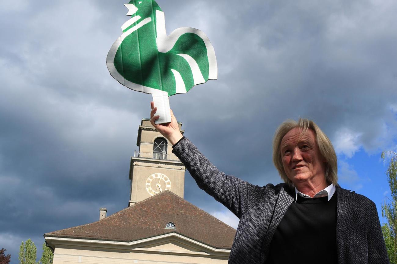 Präsident Robert Schwarzer hat der Evangelischen Kirchgemeinde Arbon den Grünen Güggel «aufgesetzt». (Bild: jgr)