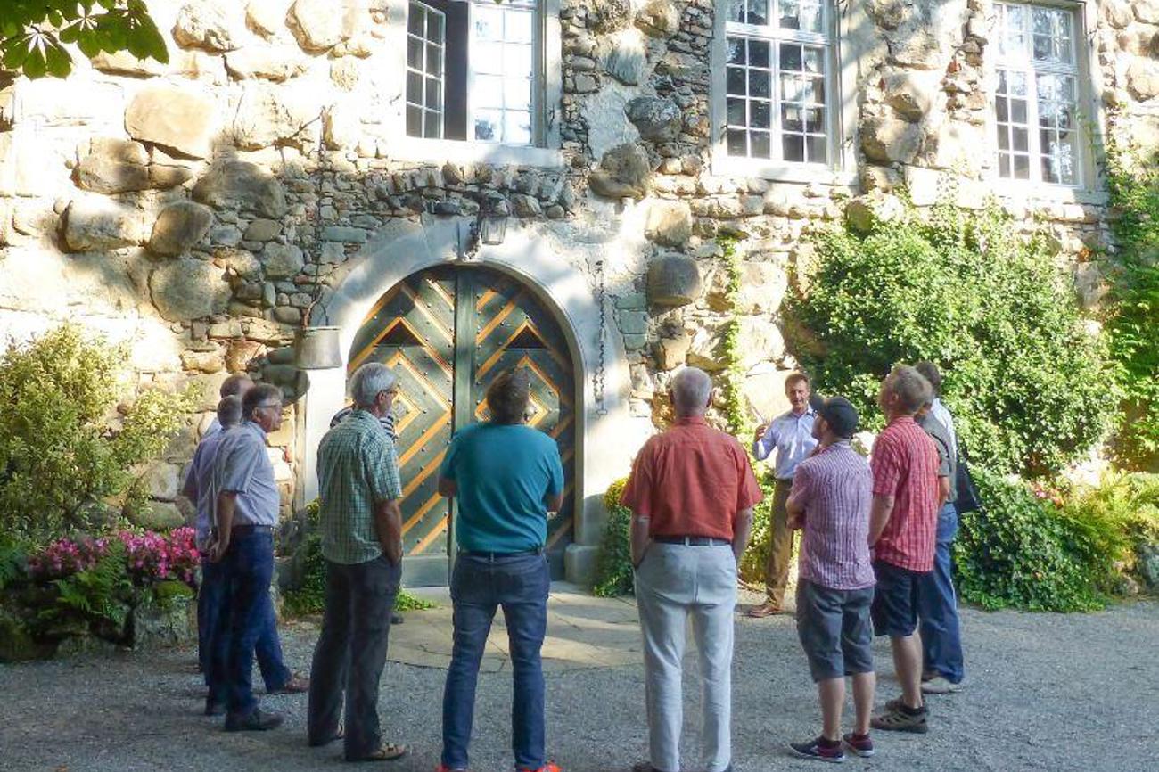 Männerarbeit konkret: Schlossherr Christoph Schenkel führt eine Gruppe von Männern durch das Schloss Wellenberg.