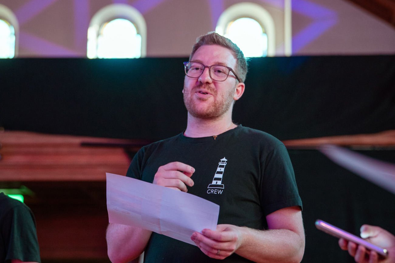 Er möchte die Freiwilligenarbeit in Kirchgemeinden stärken: Philipp Uebersax, Sozialdiakon und Leitungsmitglied des Landeskirchenforums – hier beim Briefing eines Jugendgottesdienstes in Frauenfeld. (Bild: zVg)