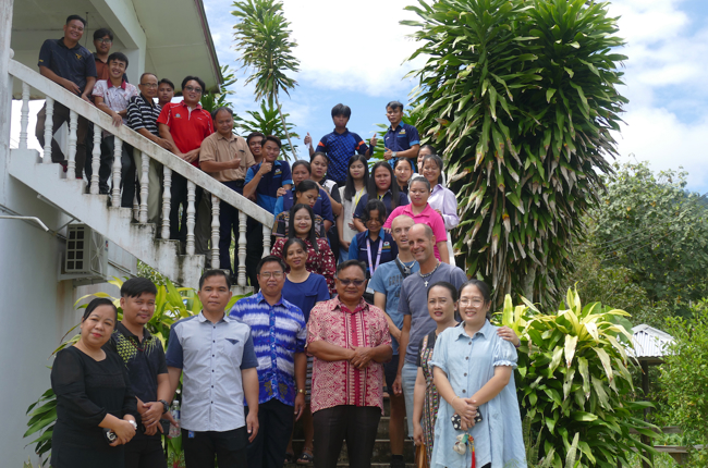 Gruppenfoto mit Studierenden im Luther Seminar in Tinangol