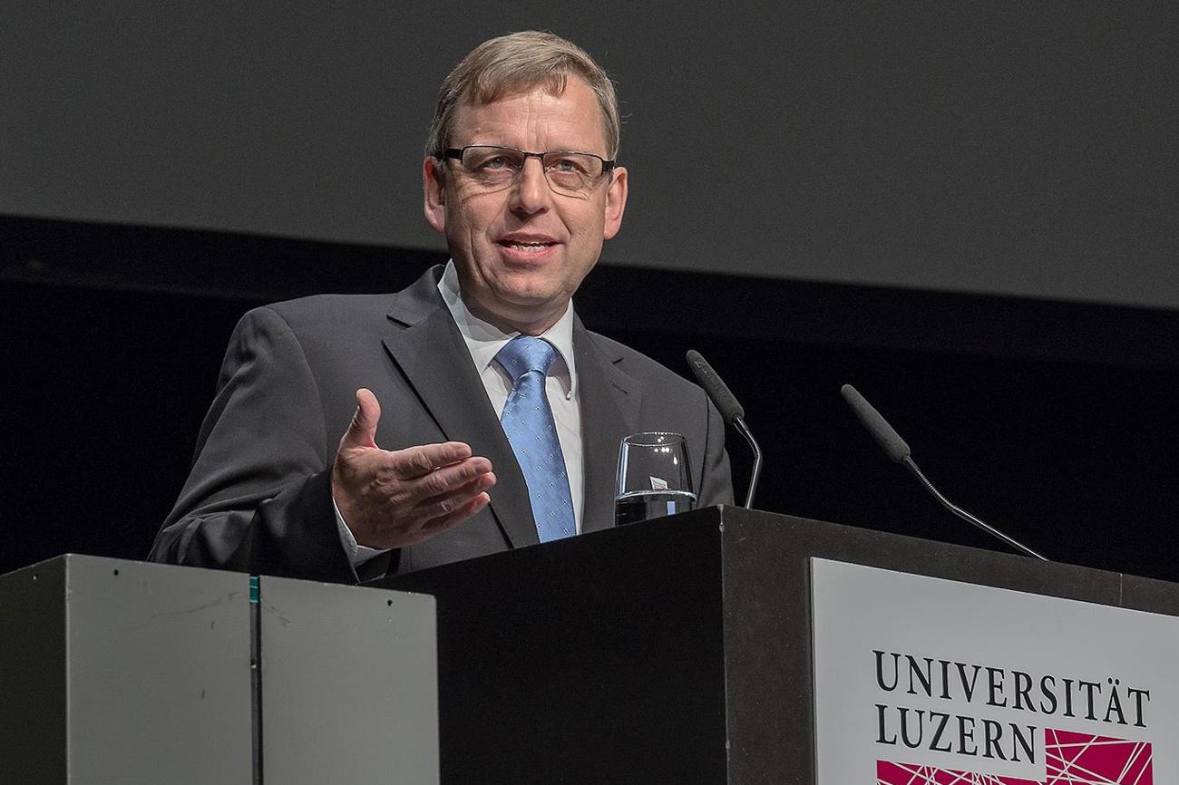 Kirchenhistoriker Markus Ries legt dar, dass konfessionelle Gegensätze nicht primär auf die Reformation
zurückzuführen, sondern eigentlich erst im 19. Jahrhundert gewachsen sind. (Bild: Universität Luzern)