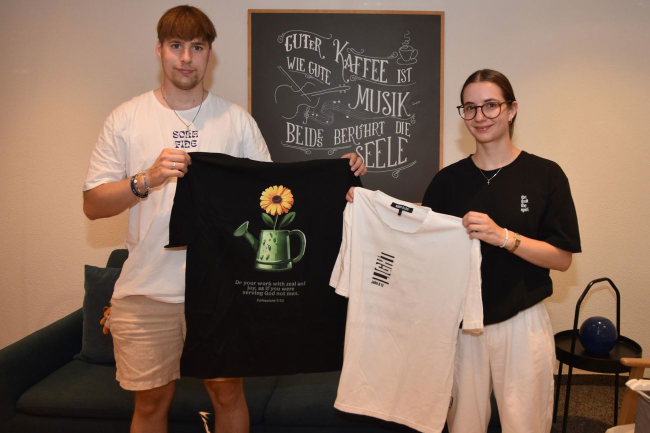 Bunte T-Shirts und christliche Botschaften – das kombinieren Tobias Graf und Nadina Leuenberger. Noch vieles mehr macht ihre Kleidermarke «TheSavior» aus. (Bild: Kim Ariffin)