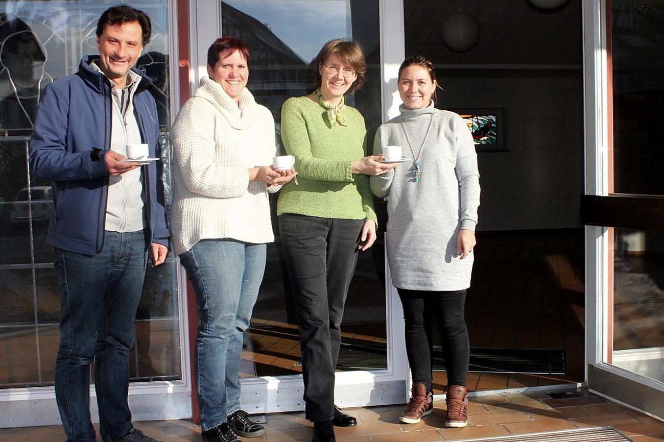 Eine offene Türe für alle Menschen: Mathias Dietz, Petra Herzog-Stahel, Caren Algner und Nicole Frey vor dem Eingang zum Begegnungscafé. (Bild: pd)