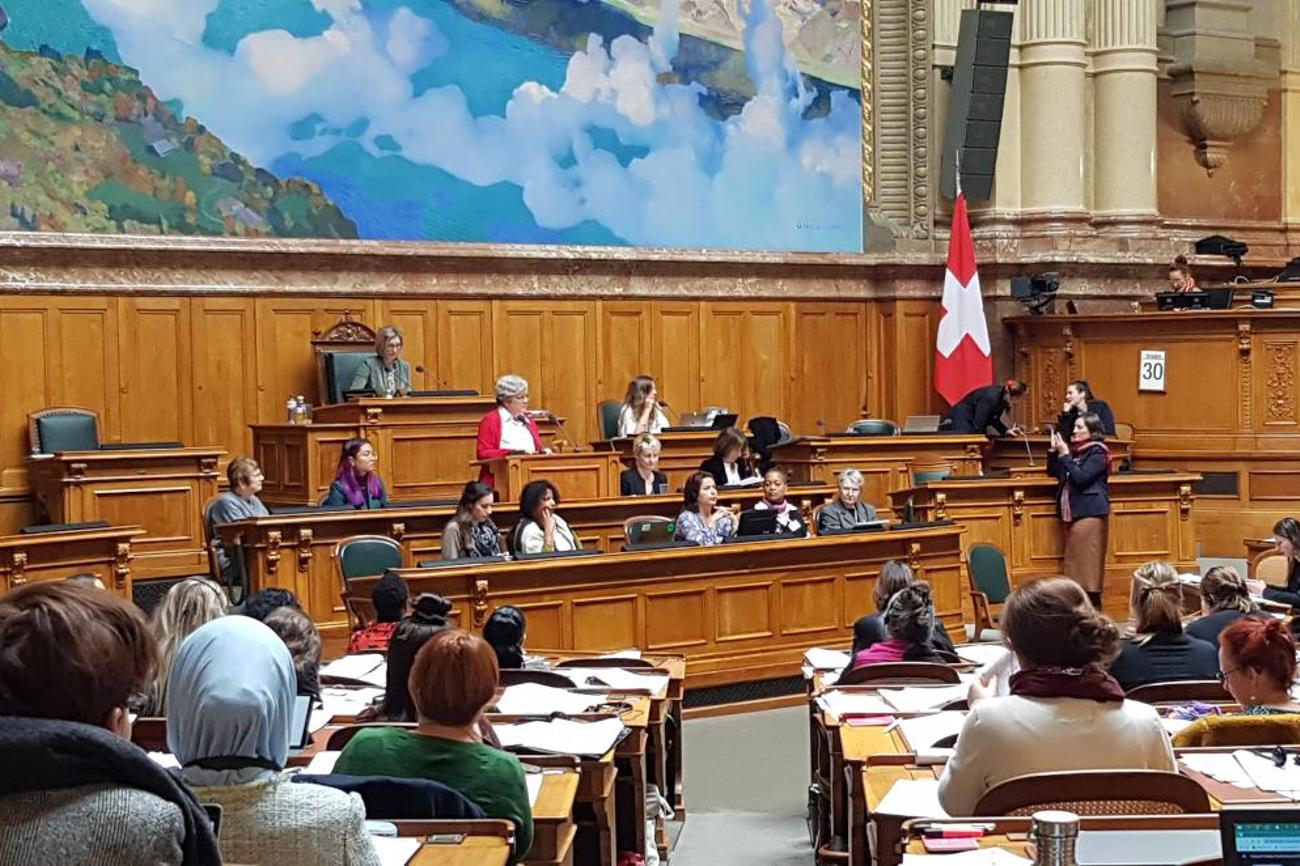 Frauensession im Bundeshaus 2021, am Rednerpult Christine Volet, Mitglied des Zentralvorstands EFS.