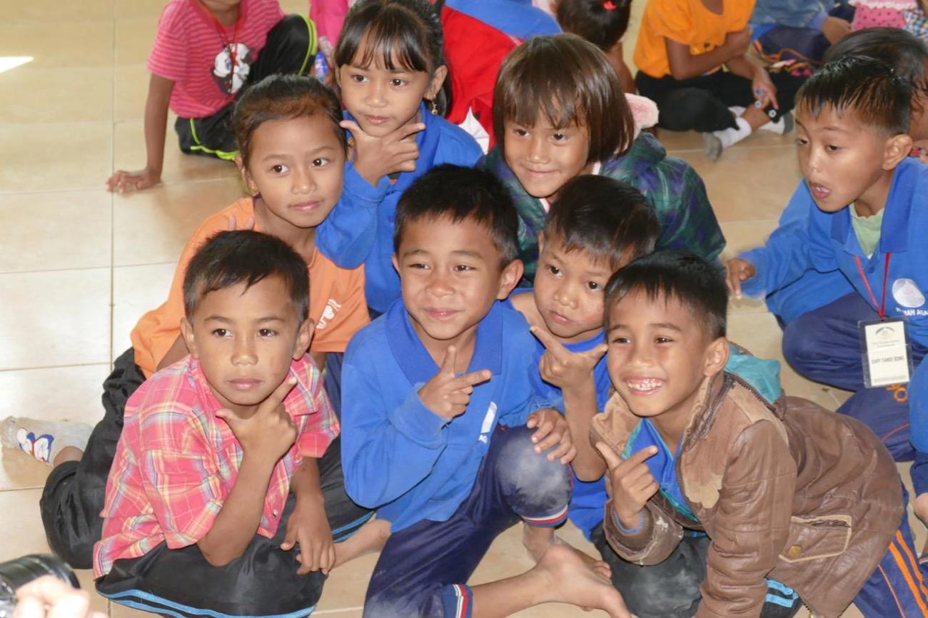 Philippinische Sans-Papiers-Schulkinder die nach Abschluss der Schule zumindest ein Papier mit ihrem Namen darauf haben.
