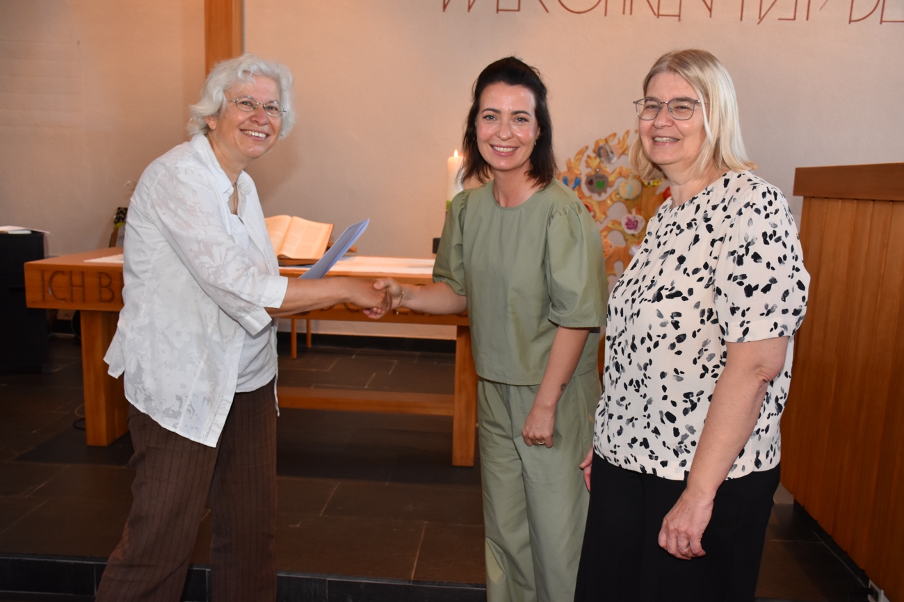 Kirchenrätin Gerda Schärer überreichte Lisa Schmid und Claudia Leuenberger (von links) das Diplom für den Laienpredigtdienst.