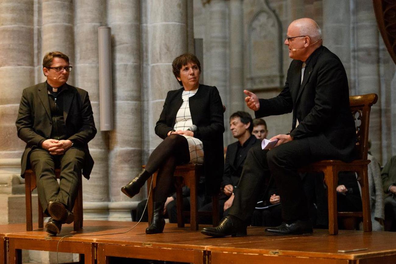 Streitgespräch über Einendes und Trennendes zwischen Katholiken und Protestanten im Basler Münster (v. l.): Bischof Felix Gmür, Reformationsbotschafterin Margot Kässmann und der reformierte Basler Kirchenratspräsident Lukas Kundert. | Dominik Plüss