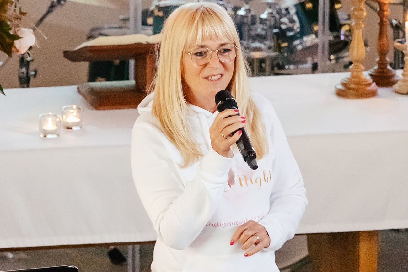 Meike Ditthardt begrüsst die Frauen zur Ladies Night. (Bild: Fäh Photographie)