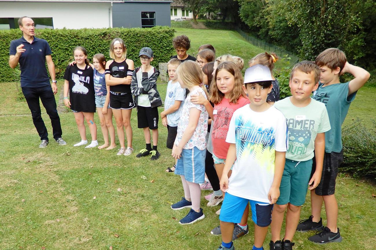 Jochen Kaiser versteht es, Kinder mit Musik und Gesang zu motivieren und Glaubensinhalte zu vermitteln. (Bild: Hans Krüsi)