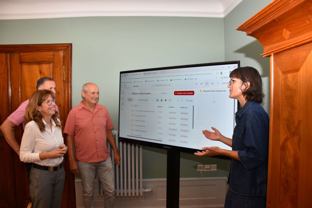 Lebendige Diskussionen füllen das Sitzungszimmer in Frauenfeld: Sitzungsleiterin Ruth Pfister (links im Bild) im Austausch mit weiteren Mitgliedern des Beirates (v.l.n.r.: Martin Epting, Thomas Alder, Evelyn Knupp). (Bild: Manuel Ditthardt)