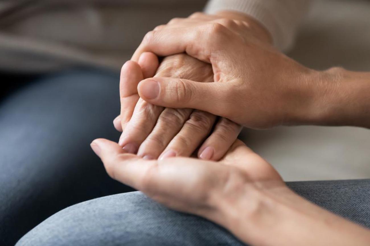 Auf Wunsch erhält jeder Mensch seelsorgliche Begleitung, egal ob der Tod natürlich eintritt oder mit Sterbehilfe herbeigeführt wird. | Shutterstock