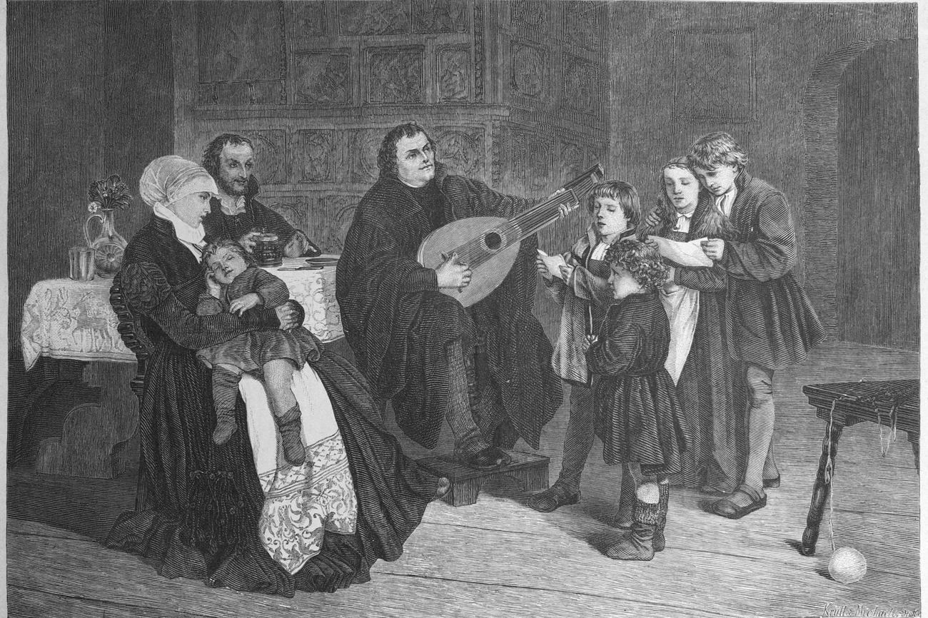 Martin Luther (Mitte) musiziert im Kreis seiner Familie. (Bild: wikimedia)