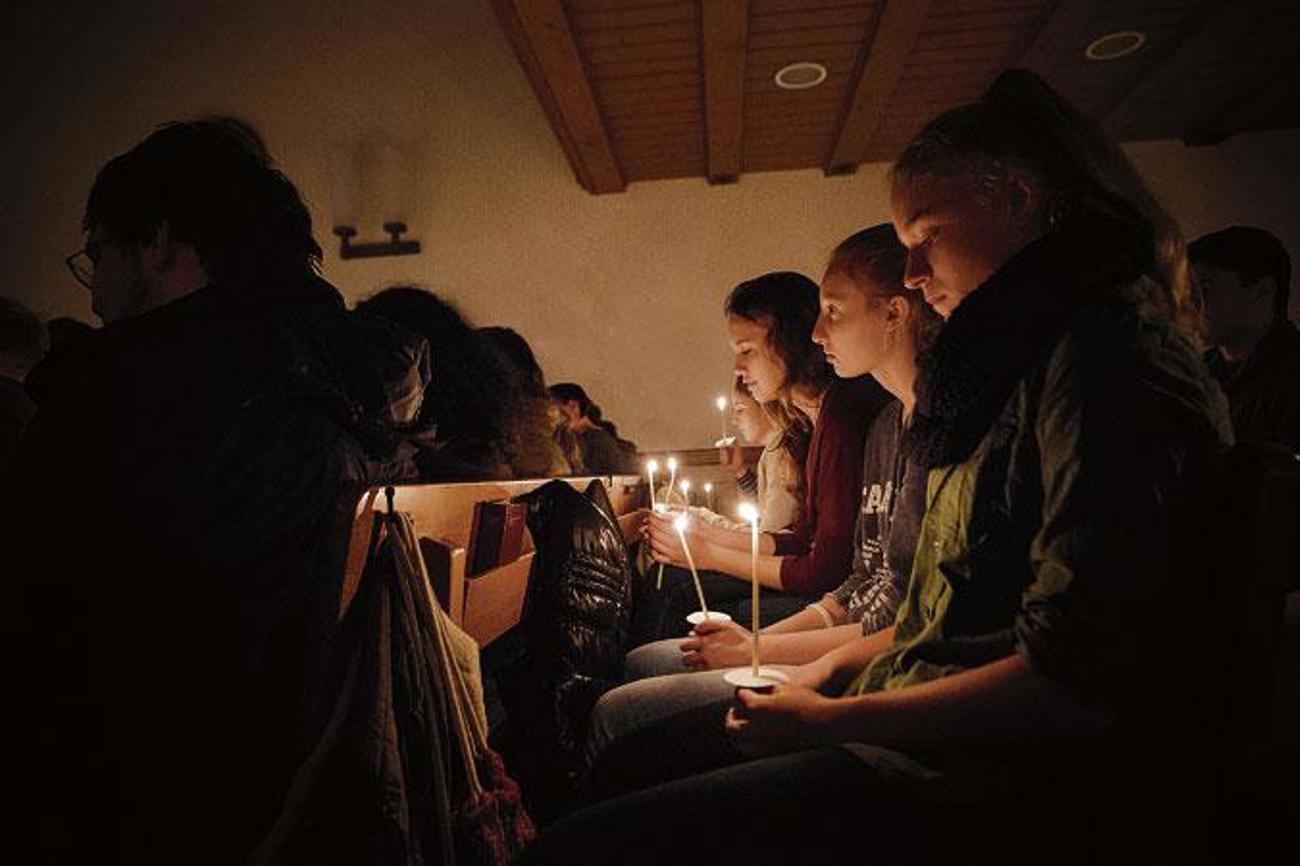 Lichtsymbolik im Gottesdienst. Die Veranstaltung «Feu sacré» soll bei den Mitgliedern das heilige Feuer für die Zukunft der reformierten Baselbieter Kirche entfachen. | Dominik Plüss