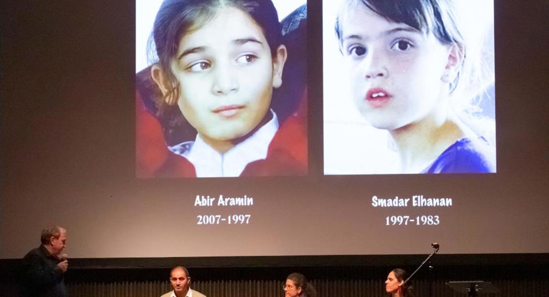 Rami Elhanan und Bassam Aramin (v.l.) vor den Fotos ihrer Töchter. Mit ihren gemeinsamen Auftritten möchten sie das Andenken an die Mädchen am Leben halten. | Claude Giger