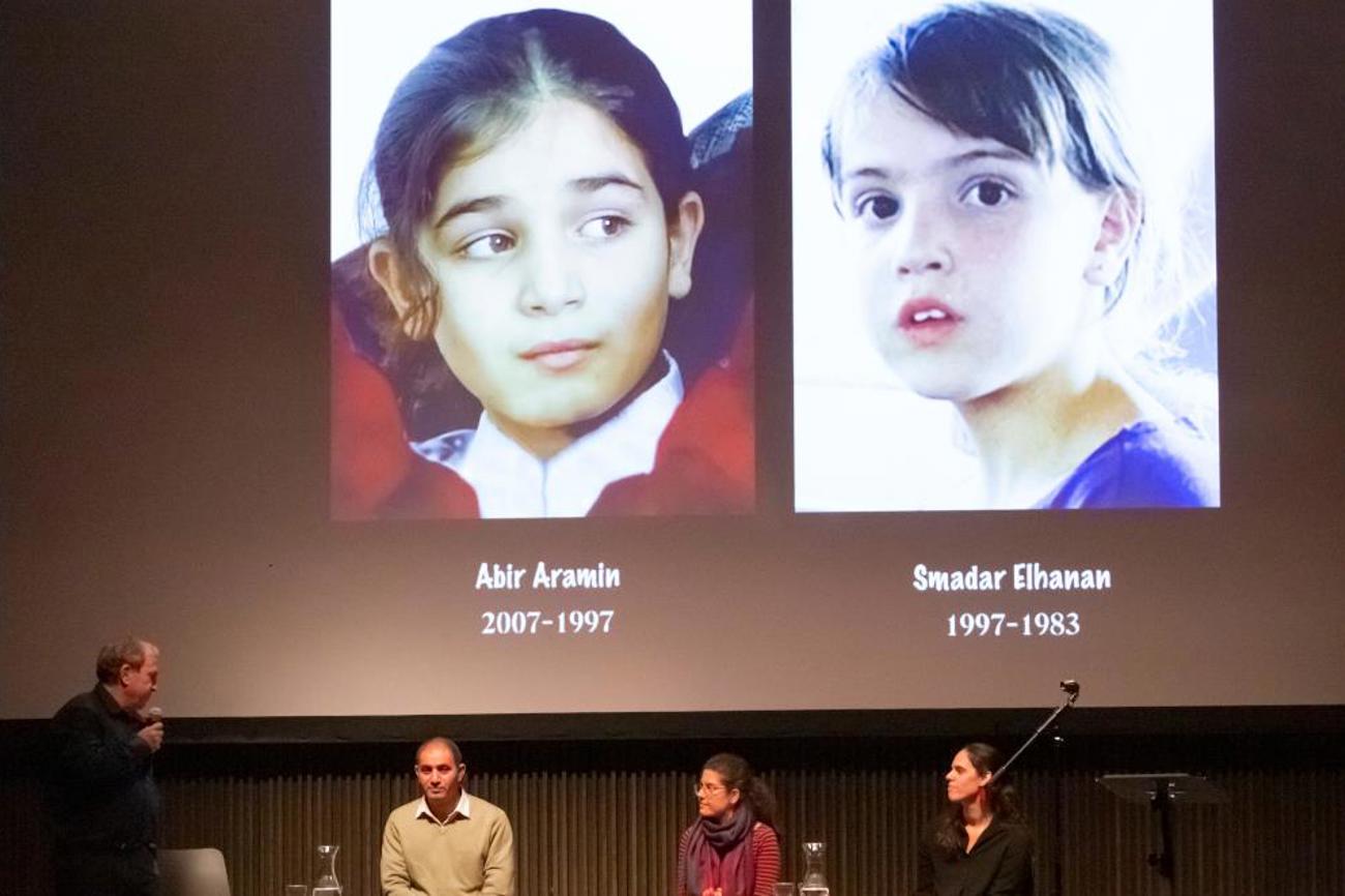 Rami Elhanan und Bassam Aramin (v.l.) an einem ihrer gemeinsamen Auftritte vor den Fotos ihrer Töchter. | Foto: Claude Giger