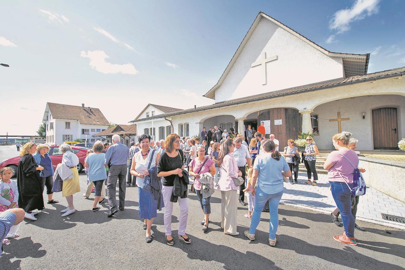 Vor der Pauluskirche in Egerkingen: Ausgelassene Stimmung nach dem Festgottesdienst.|Bild Plüss