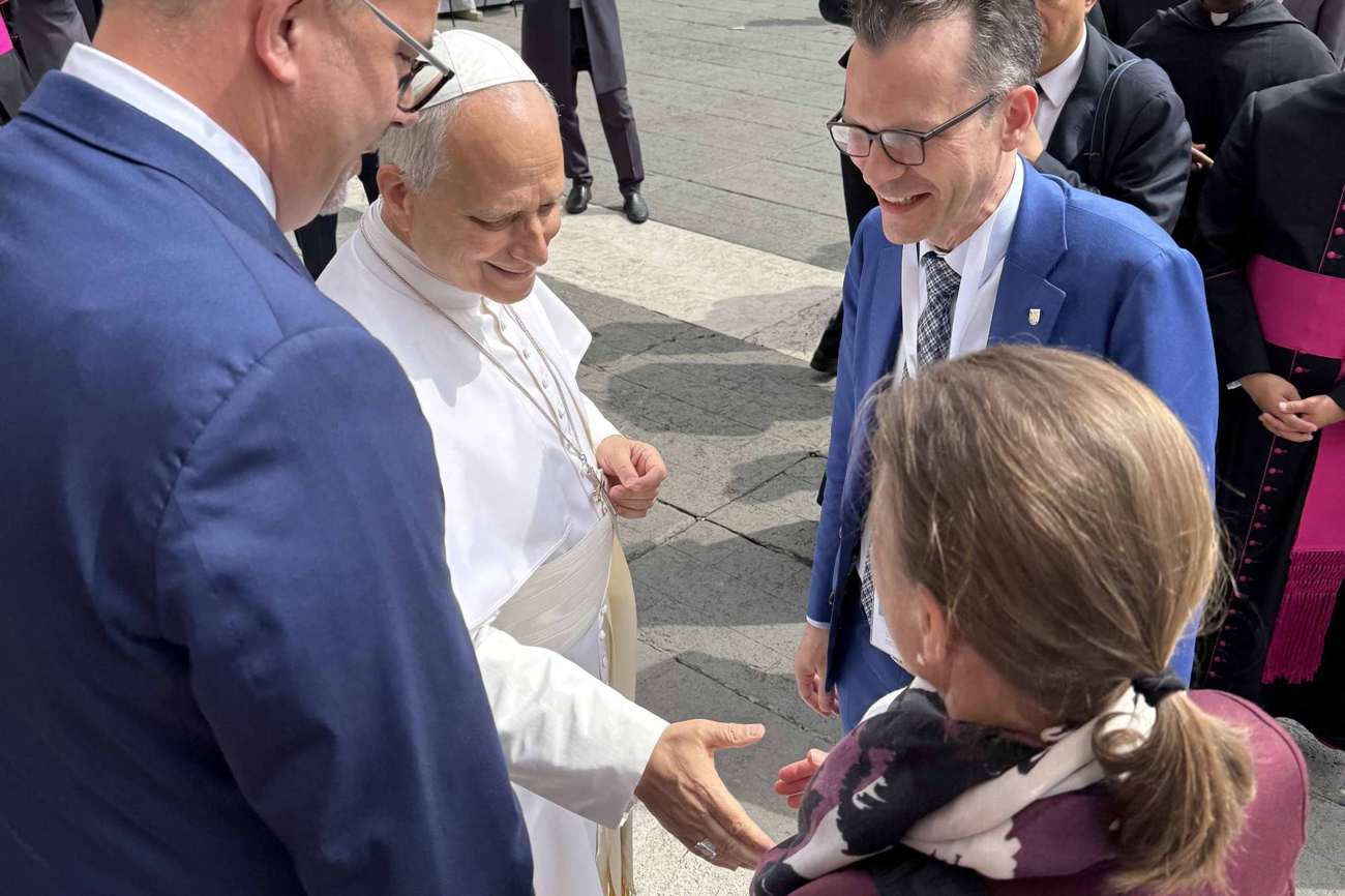 Grosser Moment für die Thurgauer Regierung: Urs Martin (links), Denise Neuweiler und Regierungsratspräsident Dominik Diezi (rechts) treffen Papst Leo bei einer Generalaudienz.