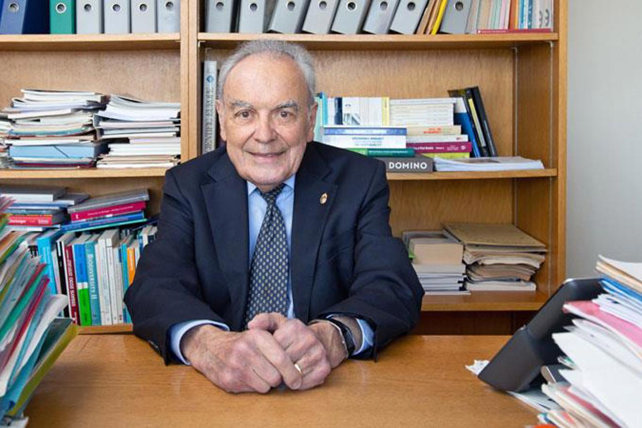 «Ich kann mir nicht vorstellen, dass ein unendliches Leben ein gutes Leben wäre. Aber das sind reine Hypothesen», sagt Mikrobiologe und Nobelpreisträger Werner Arber. Bis heute kommt der Neunzigjährige regelmässig ins Biozentrum in Basel, wo ihm ein Arbeitszimmer zur Vefügung steht.|Biozentrum/Matthew Lee