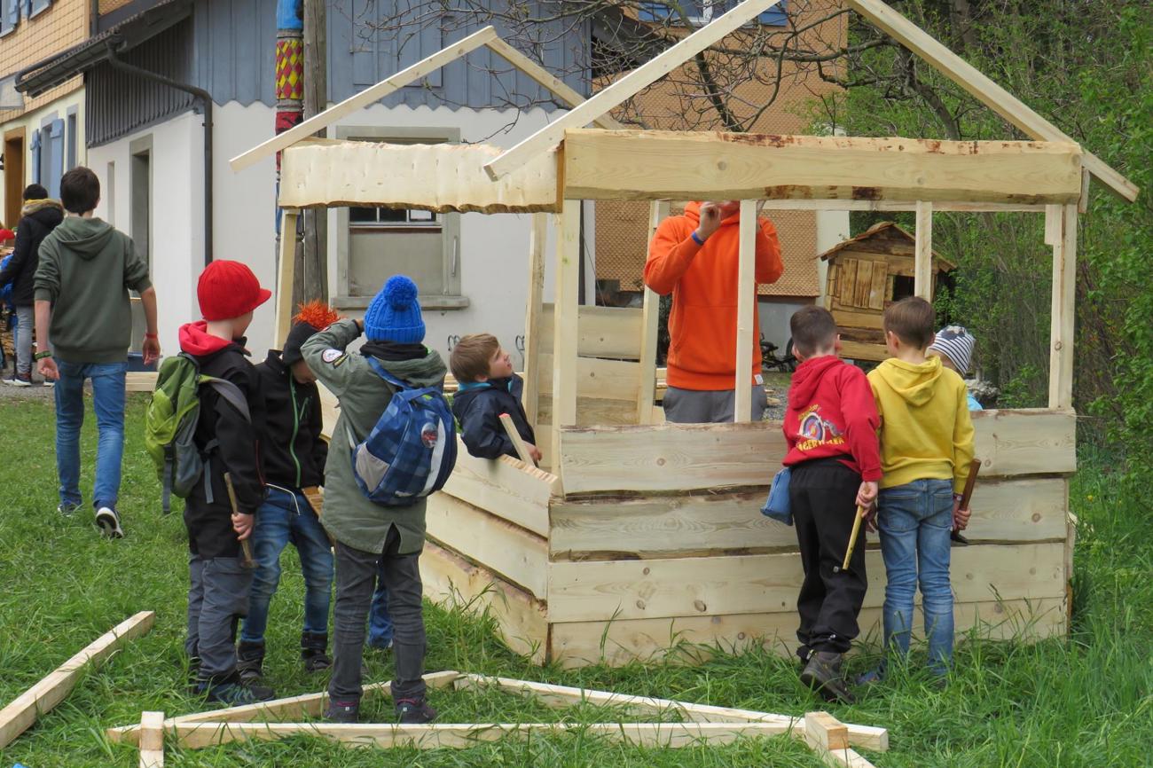 Kinder jeden Alters konnten sich aktiv beim Hüttenbau neben der Kirche Tägerwilen beteiligen. (Bild: zVg)