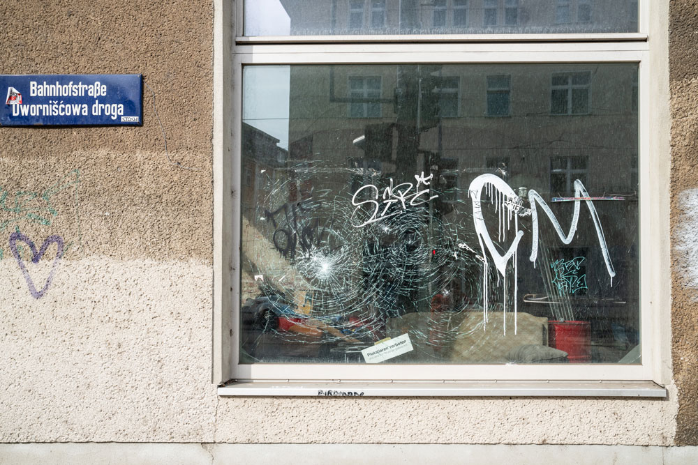 Eingeschlagene Scheiben am Club «Rosa» in Cottbus. Lukas Pellio befürchtet, dass engagierte Menschen nach den Wahlen wegziehen könnten. | Foto: Vera Rüttimann