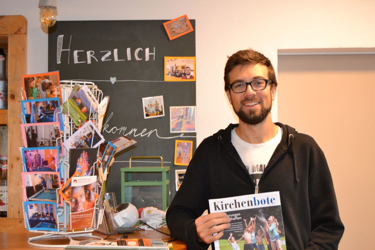 An seinem Arbeitsplatz als Jugendarbeiter freut sich Angelo Fässler im Jugendraum in Neukirch an der Thur über seine neue Aufgabe als Redaktor der Kinderseite des Kirchenboten. (Bild: er)