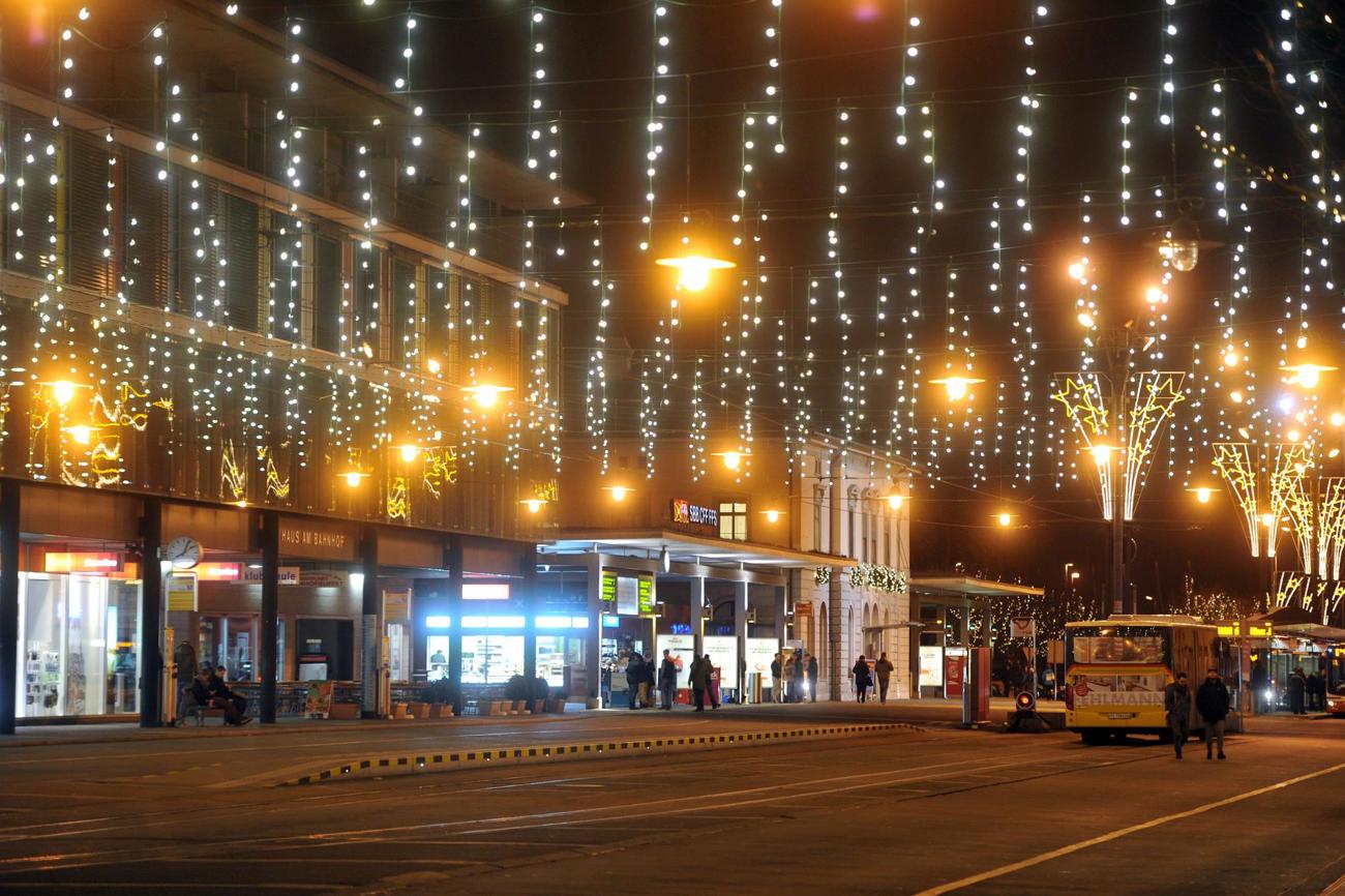 Adventsstimmung am Bahnhof Frauenfeld: In öffentlichen Verkehrsmitteln begegnet man vielen Menschen. Und vielleicht sogar Gott? (Bild: Thurgauer Zeitung)