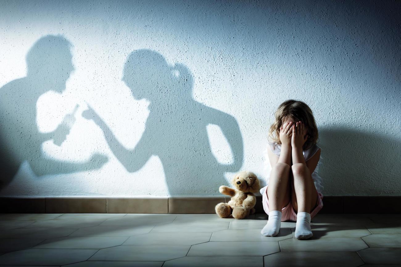 Ein Kind leidet meist unter der Trennung seiner Eltern – wenn auch auf seine ganz individuelle Weise. (Bild: Adobe Stock / Romolo Tavani)