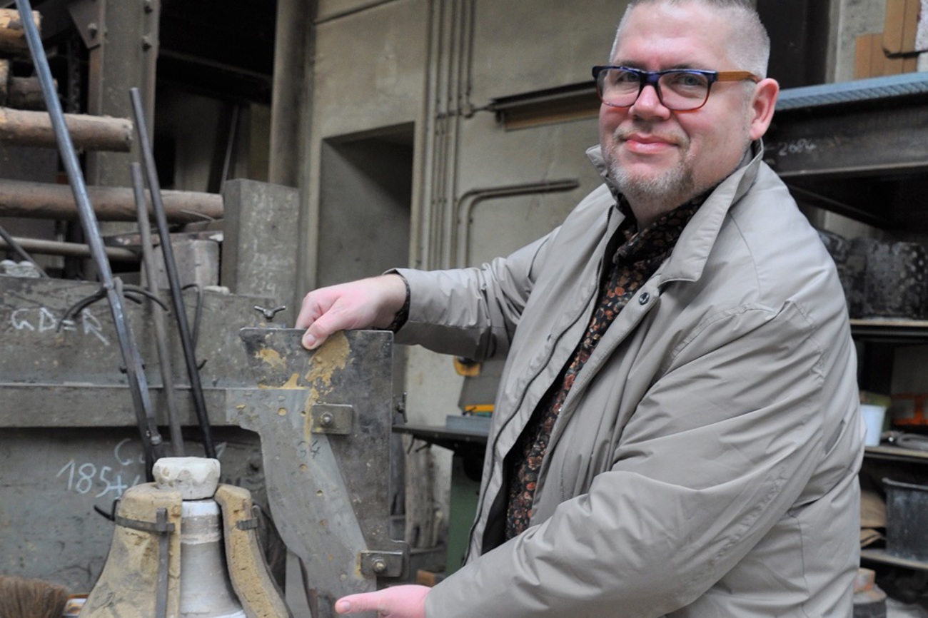 Die H. Rüetschi AG in Aarau ist die letzte Glockengiesserei der Schweiz. Sie hat auch die jüngste reformierte Glocke im Thurgau gefertigt. Verkaufsleiter Christian Thesen demonstriert, dass die Glocken heute noch auf die gleiche Art produziert werden wie im 14. Jahrhundert. (Bild: Reinhold Hönle)