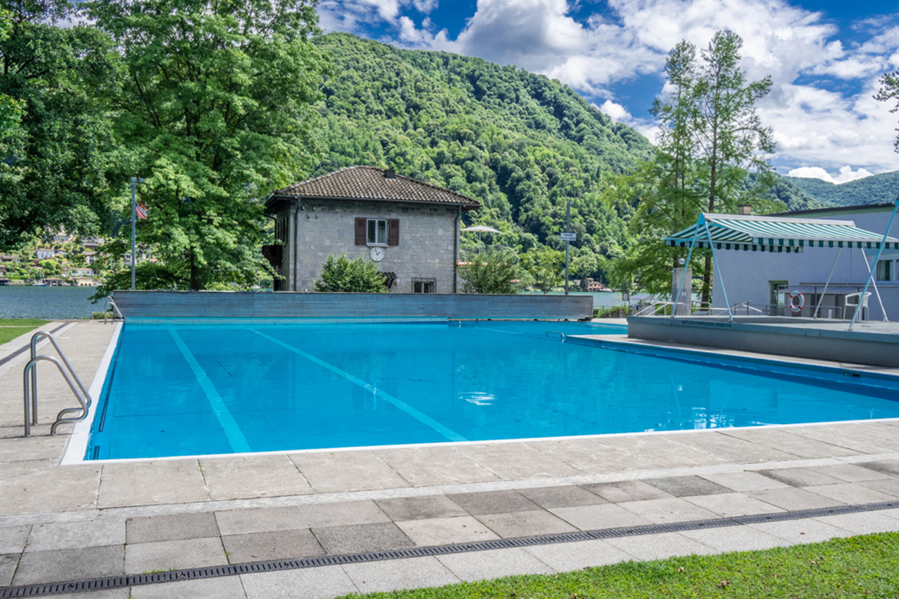 Ferienstimmung: Der beheizte Pool, dessen Boden sich für Rollstuhlfahrer anheben lässt, ist ein wichtiger Treffpunkt der Anlage.