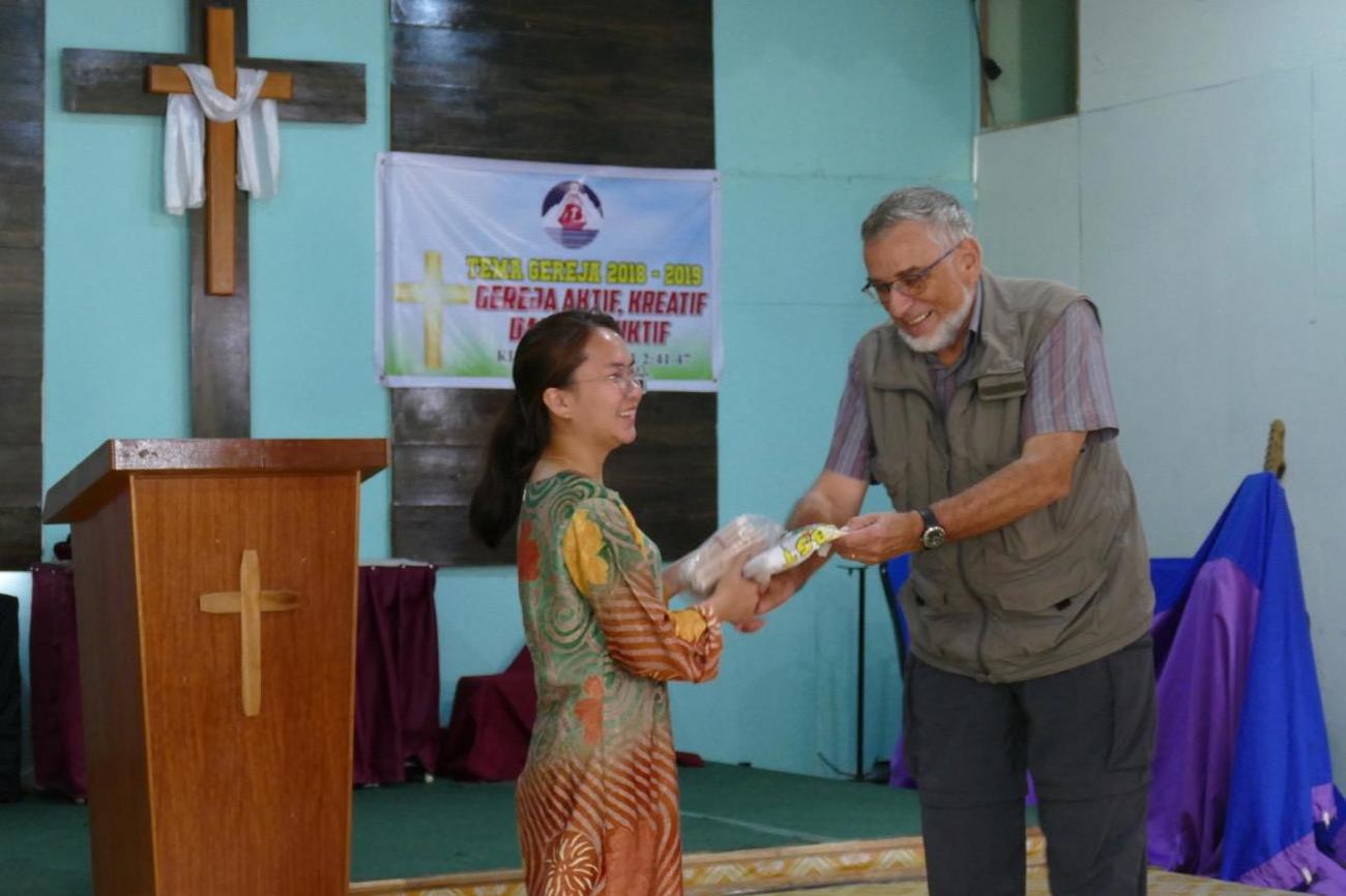 Fredi überreicht einer Lehrerin der Schule in Tenom ein Geschenk.