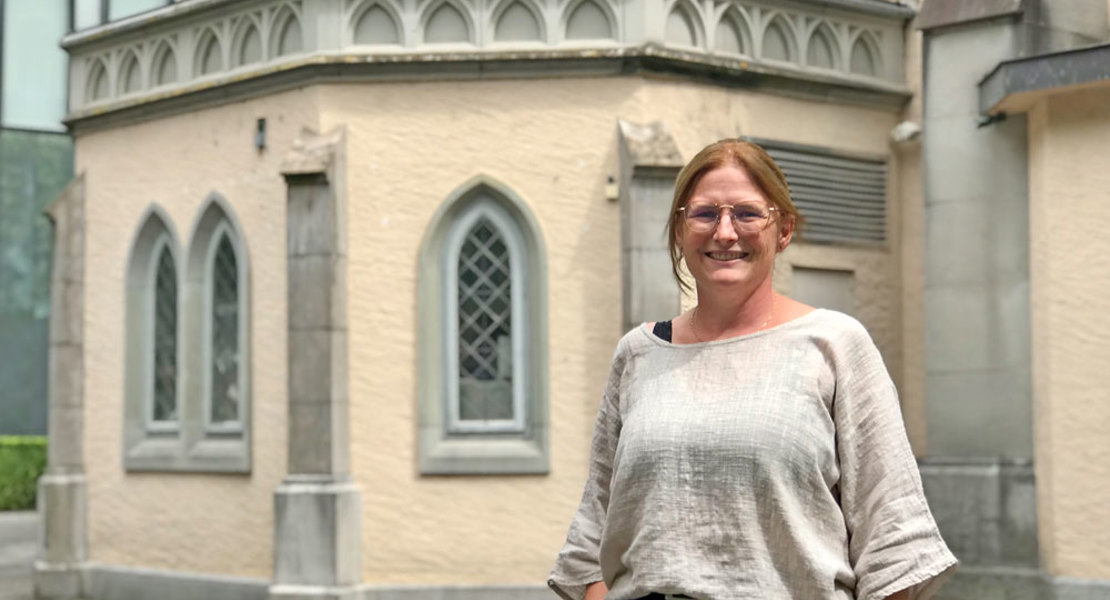 Beatrice Barnikol vor der Luzerner Matthäuskirche: «Die Kirche müsse Räume ­schaffen, in denen Jugendliche so sein können, wie sie sind.» | Foto: Tilmann Zuber