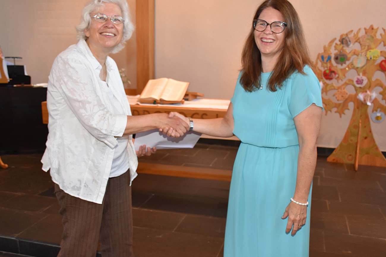 Karin Rutishauser wurde von Kirchenrätin Gerda Schärer (links) für den Laienpredigtdienst diplomiert.