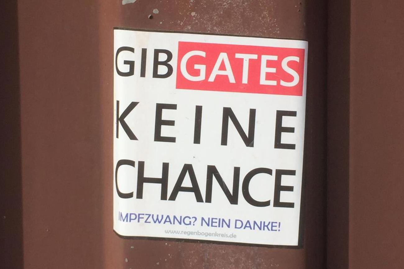 «Gib Gates keine Chance»: Eine Verschwörungstheorie während der Corona-Pandemie besagte, dass Bill Gates die Weltbevölkerung impfen und mit einem Chip versehen will. | Cherubino, cc by-sa 4.0