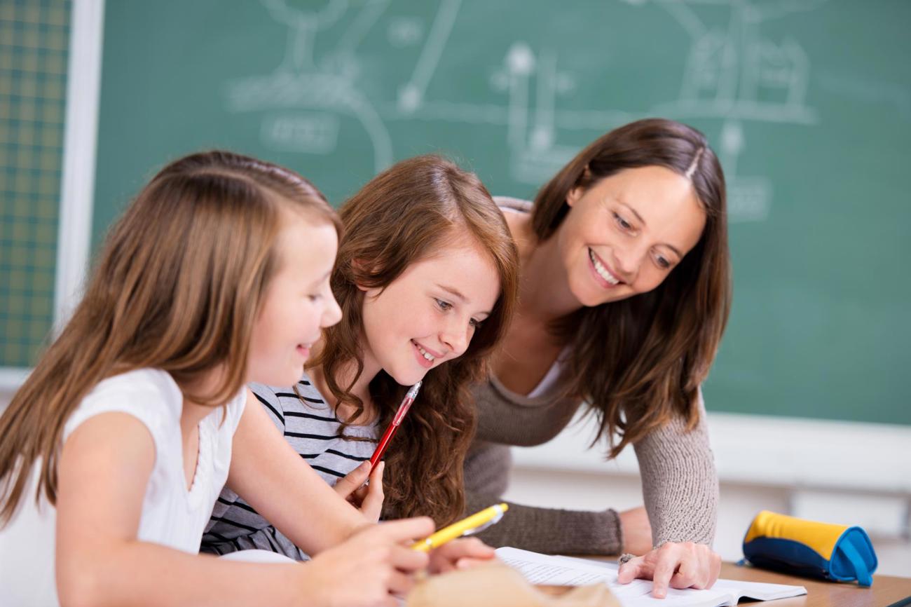 Religionslehrpersonen vermitteln Schulstoff und fördern Kinder in Lebens- sowie Glaubensfragen. (Bild: fotolia.com)